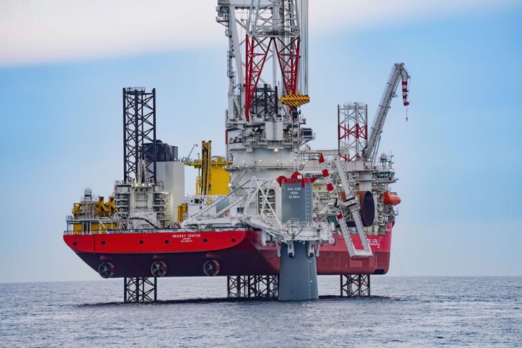 The Seaway Ventus jack-up barge sinks the first giant monopile