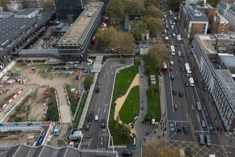 Looking east along Euston Road with the station to the left  [© HS2 Ltd]